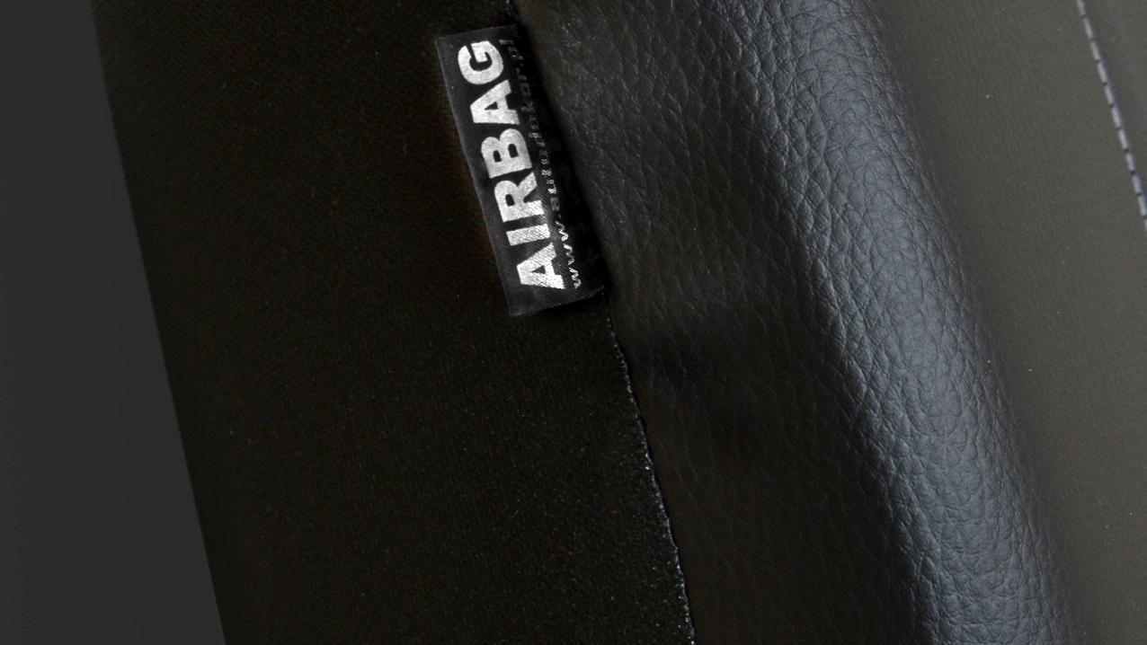 Tanúsított AIRBAG címke részlete a fekete huzat oldalán