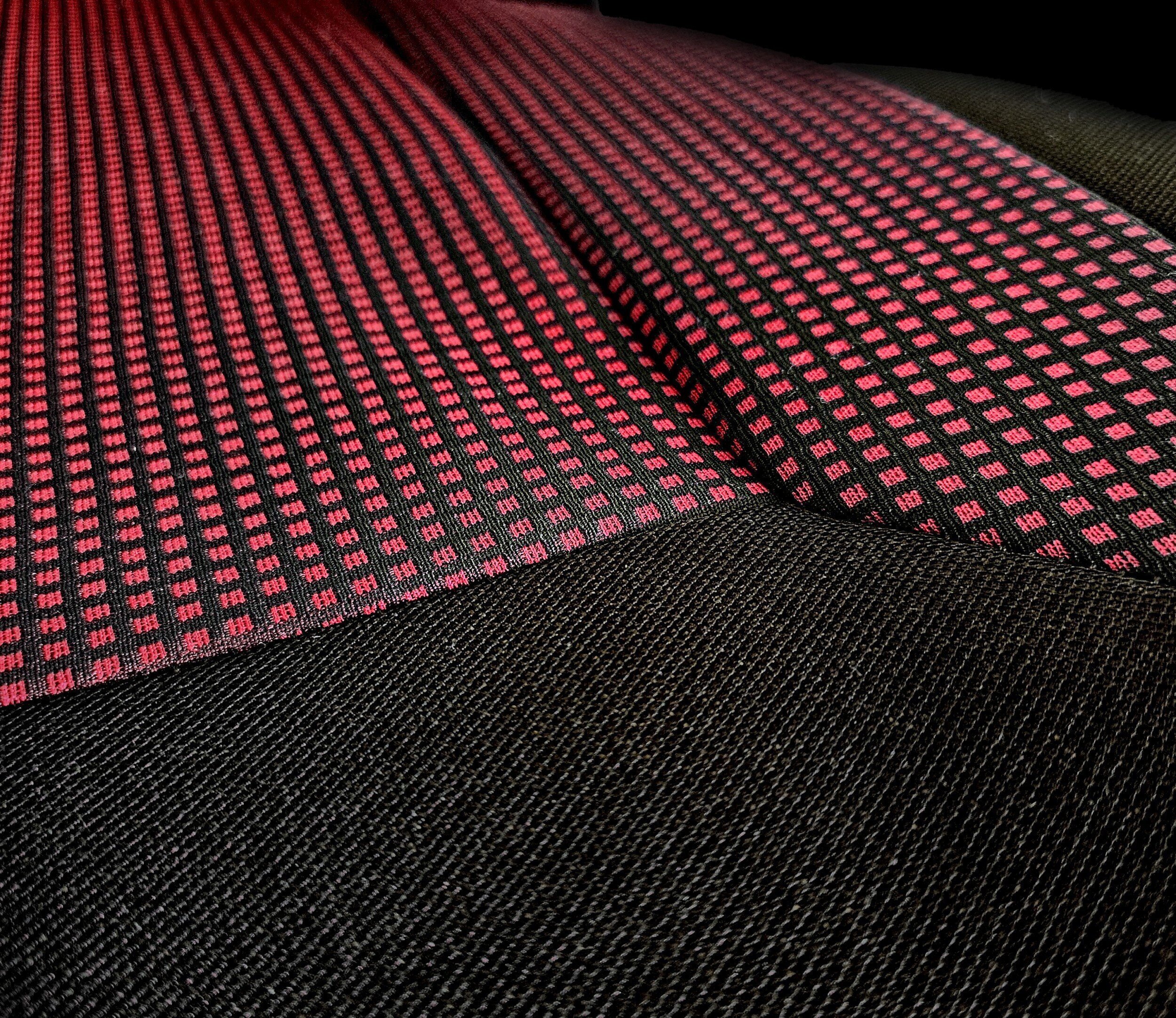 A ROYAL piros jacquard szövetének részlete
