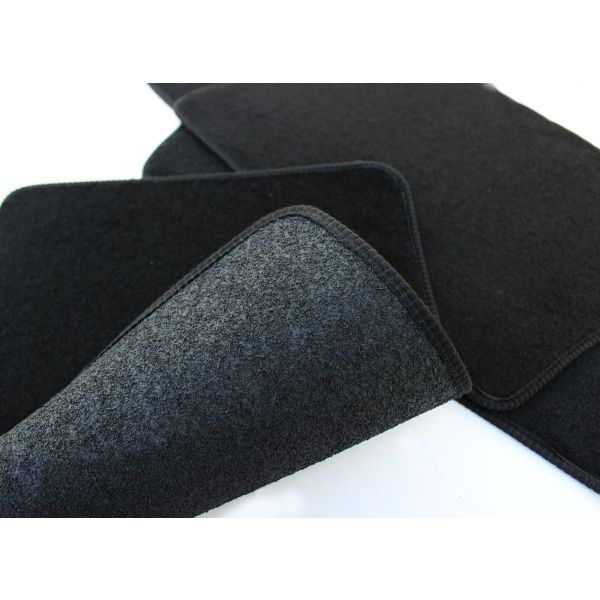 Az autószőnyeg csúszásgátló alsó rétege