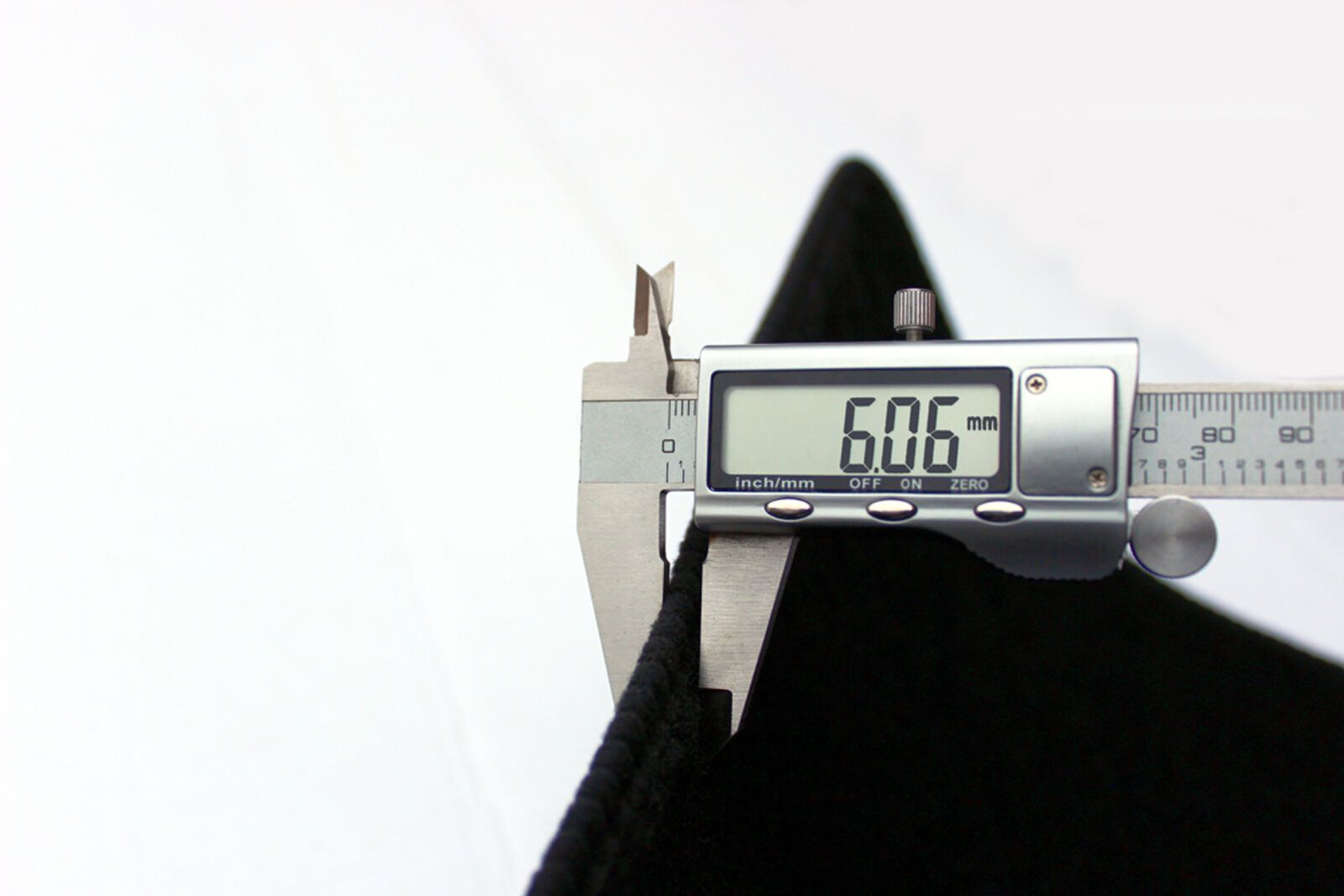 Az autószőnyeg vastagságának mérése tolómérővel